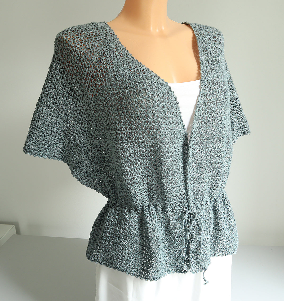 Kurzer Cardigan „Emma“ mit Bindegürtel und kurzen Ärmeln.