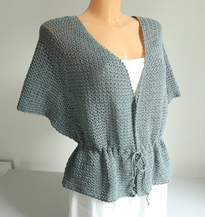 Kurzer Cardigan „Emma“ mit Bindegürtel und kurzen Ärmeln.