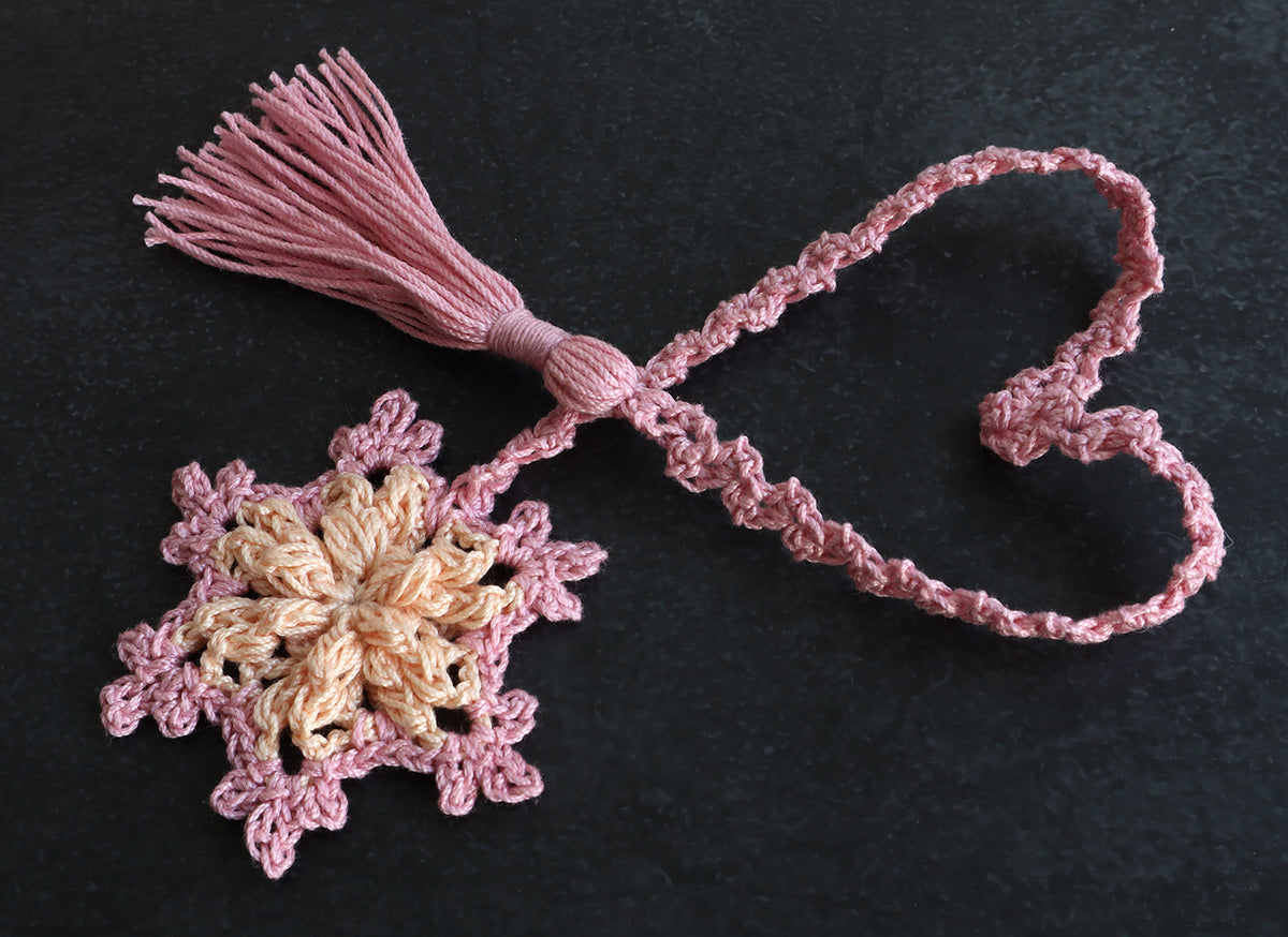 Lesezeichen „Kleine Flocke“ – Schneeflocke und Geschenkband