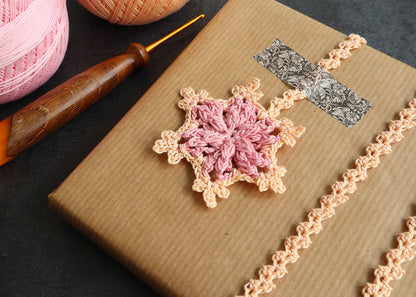 Lesezeichen „Kleine Flocke“ – Schneeflocke und Geschenkband
