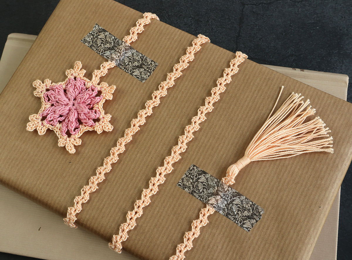 Lesezeichen „Kleine Flocke“ – Schneeflocke und Geschenkband