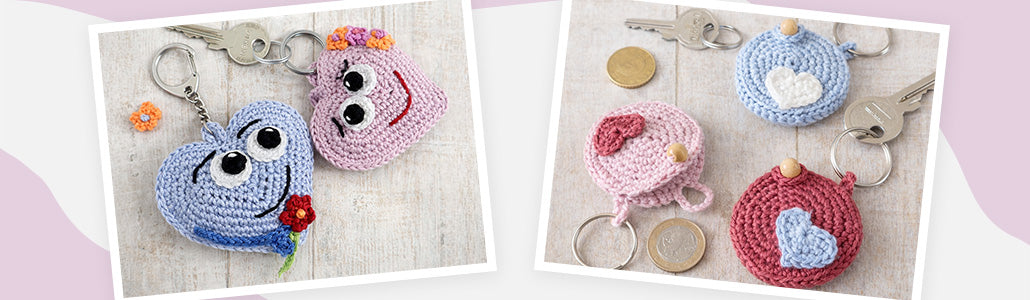 Gehäkelte Schlüsselanhänger im Set: links zwei Herz-Täschchen mit Gesicht und Blumen (blau und rosa), rechts drei runde Mini-Täschchen mit Herzapplikation (rosa, hellblau, rot) auf hellem Holz  – Produktbilder für Häkelanleitungen kleine Geschenke häkeln Ideen.