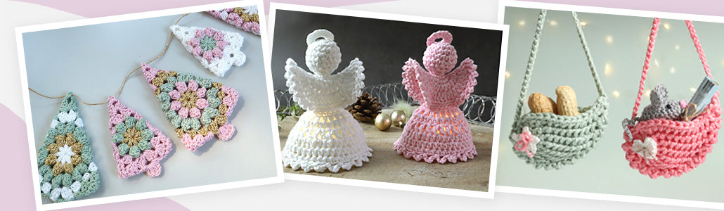 Collage für Weihnachtsdeko häkeln – Girlande mit Weihnachtsbäumen in Pastellfarben, kleine Taschen in Flügelform zum Befüllen und zwei gehäkelte Engel zum Hinstellen, passend für LED-Teelicht.