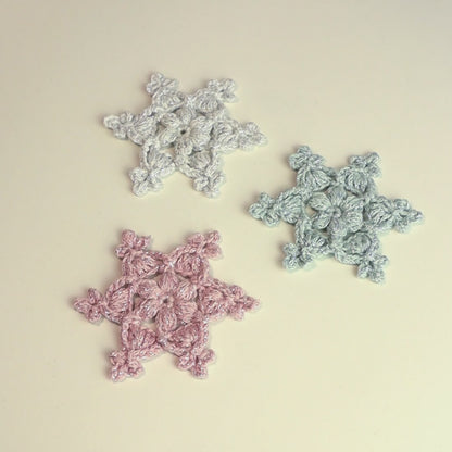 Schneeflocke „Lucy“ – schnelle Winterdeko in 3 Runden