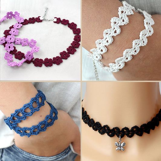Bildcollage aus 4 Bildern mit gehäkelten Armbändern und Chockern mit Blumen-, Zacken- und Gittermotiven in den Farben Weiß, Blau, Schwarz, Dunkelrot und Flieder.
