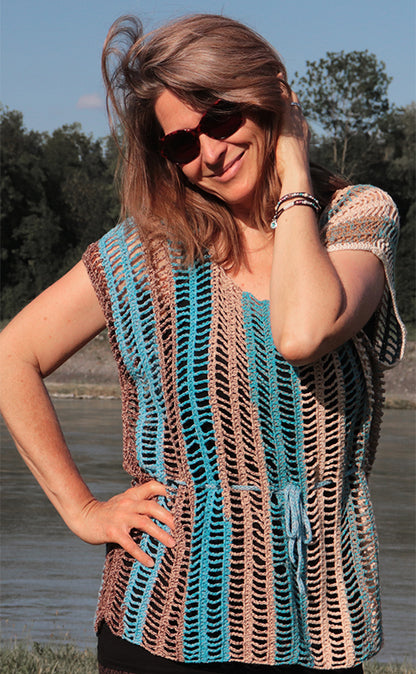 Gehäkelte Oversize-Tunika Pocahontas als sommerliches Boho-Outfit getragen