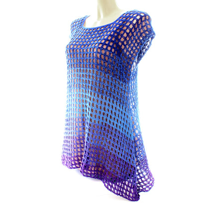 Luftige gehäkelte Tunika „Arielle“ in Blau und Violett mit Farbverlauf und asymmetrischem Saum.