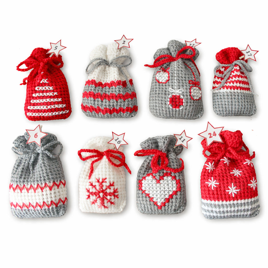 Acht gehäkelte Adventskalender-Säckchen in Rot, Weiß und Grau mit verschiedenen weihnachtlichen Stickmotiven und Zahlensternen